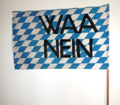 Fahne und Banner von Bürgerinitiativen aus der Zeit der Anti-WAA-Proteste in den 1980er-Jahren