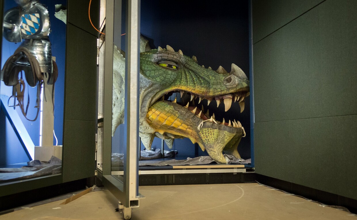 Der Drache im Kulturkabinett steht für den Further Drachenstich. Im Museum begrüßt er die Besucher mit Gebrüll.