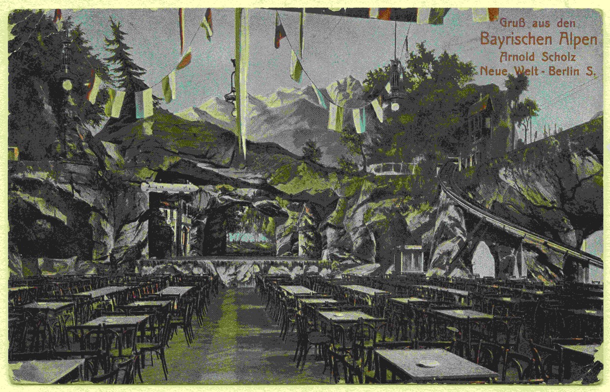 Alpenrestaurant „Neue Welt“, Postkarte, 1914. Die „Neue Welt“ in Berlin bot bayerische Erlebnisgastronomie – siehe die Rutsche rechts im Bild 