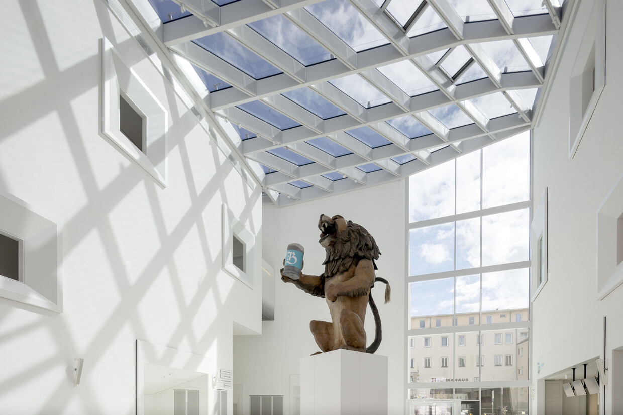 Blick ins Museumsfoyer mit Löwe