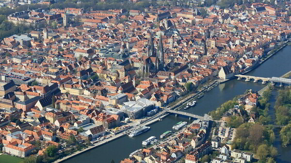 Eine Luftaufnahme von der Stadt Regensburg, April 2017