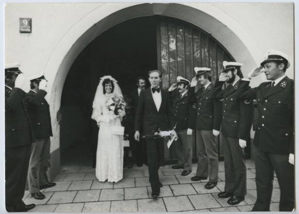 Standesamtliche Hochzeit in München. Manfreds Kollegen überraschten das Brautpaar mit einem Ehrenspalier vor dem Standesamt