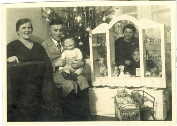 Weihnachten 1937 bei den Bruchs in Ochsenfurt: Die Eltern Auguste und Fritz Bruch mit Baby Robert, im Kaufladen stehen die kleine glückliche Käthe Bruch und Marie Gutzler. Ihr Ehemann hatte den Kaufladen gefertigt.