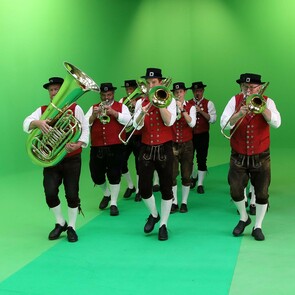 A brass band is a must when recounting Bavarian history in the 360-degree panorama. The Bavarian musicians – here, during filming– are seen and heard in the film. 