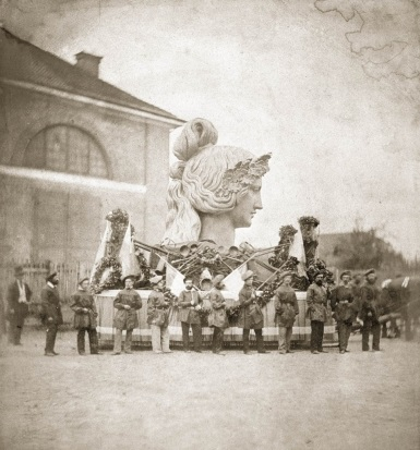 Transport des Kopfes der Kolossalstatue der Bavaria von der Gießerei zur Theresienwiese, Fotografie, Alois Löcherer (1815-1862), 1850