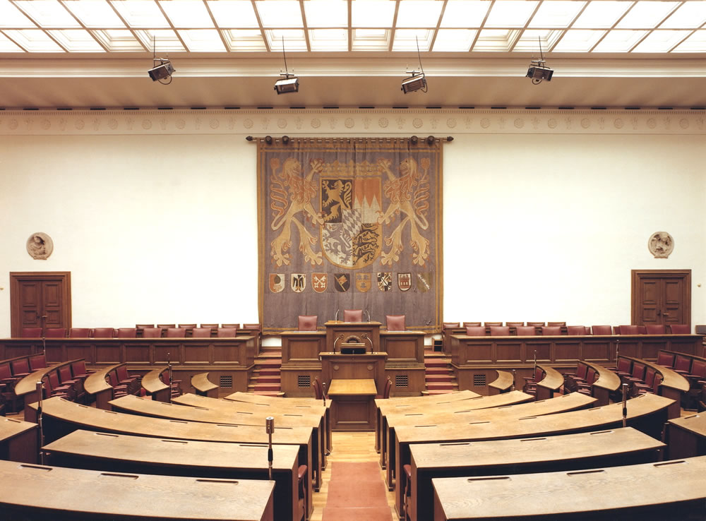 Der Wandteppich aus dem bayerischen Landtag wird im Museum des Hauses der Bayerischen Geschichte ausgestellt werden. Der Bildteppich hing von 1950 bis 2004 im alten Plenarsaal, nach dessen Umbau zog er in den Senatssaal um. 