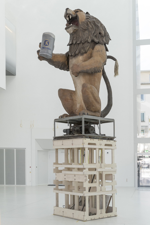 Im 17 Meter hohen Licht durchfluteten Foyer ist der bayerische Löwe das erste Objekt, auf das die Besucherinnen und Besucher treffen. 