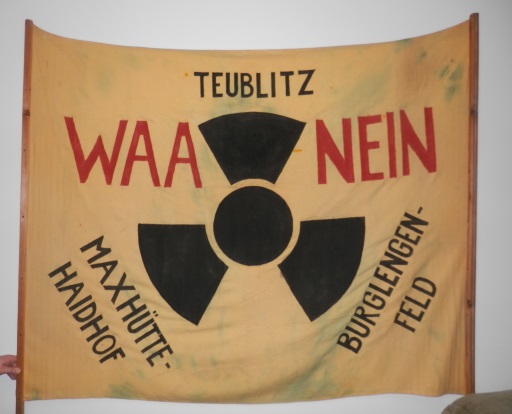Fahne und Banner von Bürgerinitiativen aus der Zeit der Anti-WAA-Proteste in den 1980er-Jahren
